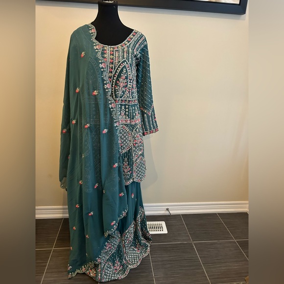 🌿 Teal Green Embellished Lehenga Set - Picture 4 of 14